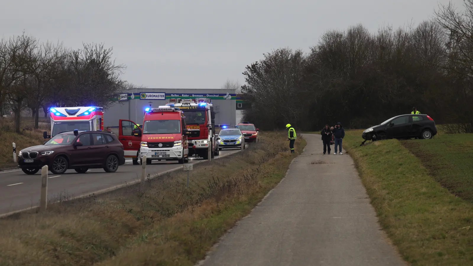 Ein 56-jähriger Pkw-Fahrer war bei Steinsfeld nach rechts von der Fahrbahn abgekommen.  (Foto: NEWS5/Markus Zahn)
