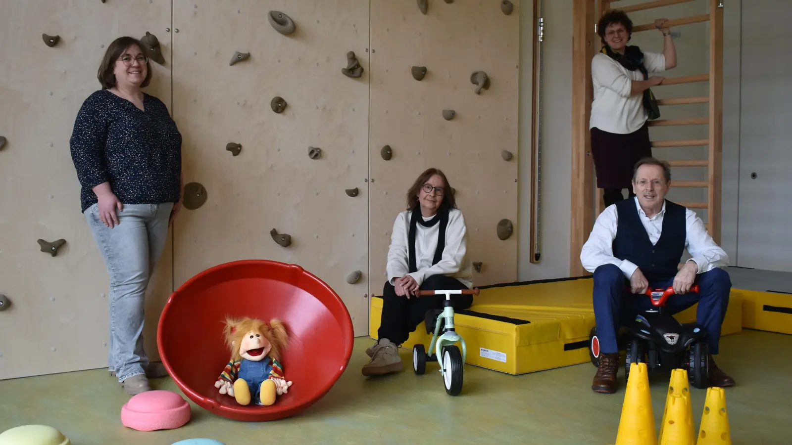 Hans Herold freut sich wie die Mitarbeiterinnen der Frühförderstelle Katharina Lilla, Carola Schiwietz und Cordula Streng (von links) über die neuen und freundlichen Räume in Scheinfeld. Auch über zwei Motorik-Räume verfügt man. (Foto: Ute Niephaus )