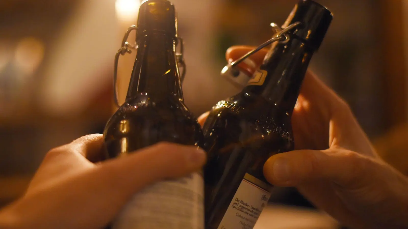 Prost! Bei mehr als einer kleinen Flasche Bier kann es mit Blick auf die Promillegrenze schon kritisch werden. (Foto: Angelika Warmuth/dpa)