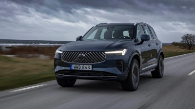 Volvo modernisiert: Zum Jahreswechsel erhält der Volvo XC90 ein Update mit neuen Scheinwerfern, einem Android-basierten Infotainmentsystem mehr Stauraum. (Foto: David Shepherd/Volvo/dpa-tmn)