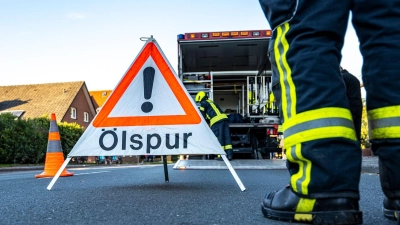 Die Feuerwehr versucht, das Tankleck zu beheben. (Symbolbild) (Foto: David Inderlied/dpa)