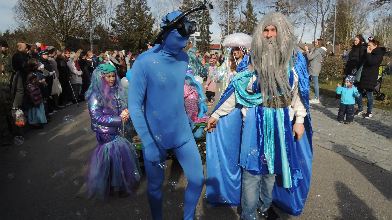 Auch diese Outfits nehmen Bezug zum Wassersport der Aquathleten. (Foto: Peter Zumach)