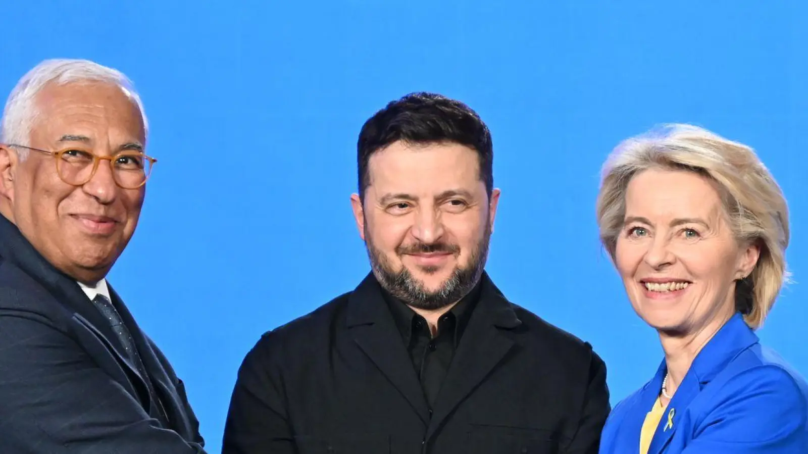 Wollten im Aufnahmeprozess für die Ukraine eigentlich schon viel weiter sein: Der ukrainische Präsident Wolodymyr Selenskyj, EU-Kommissionspräsidentin Ursula von der Leyen und EU-Ratspräsident António Costa. (Archivbild) (Foto: Ansgar Haase/dpa)