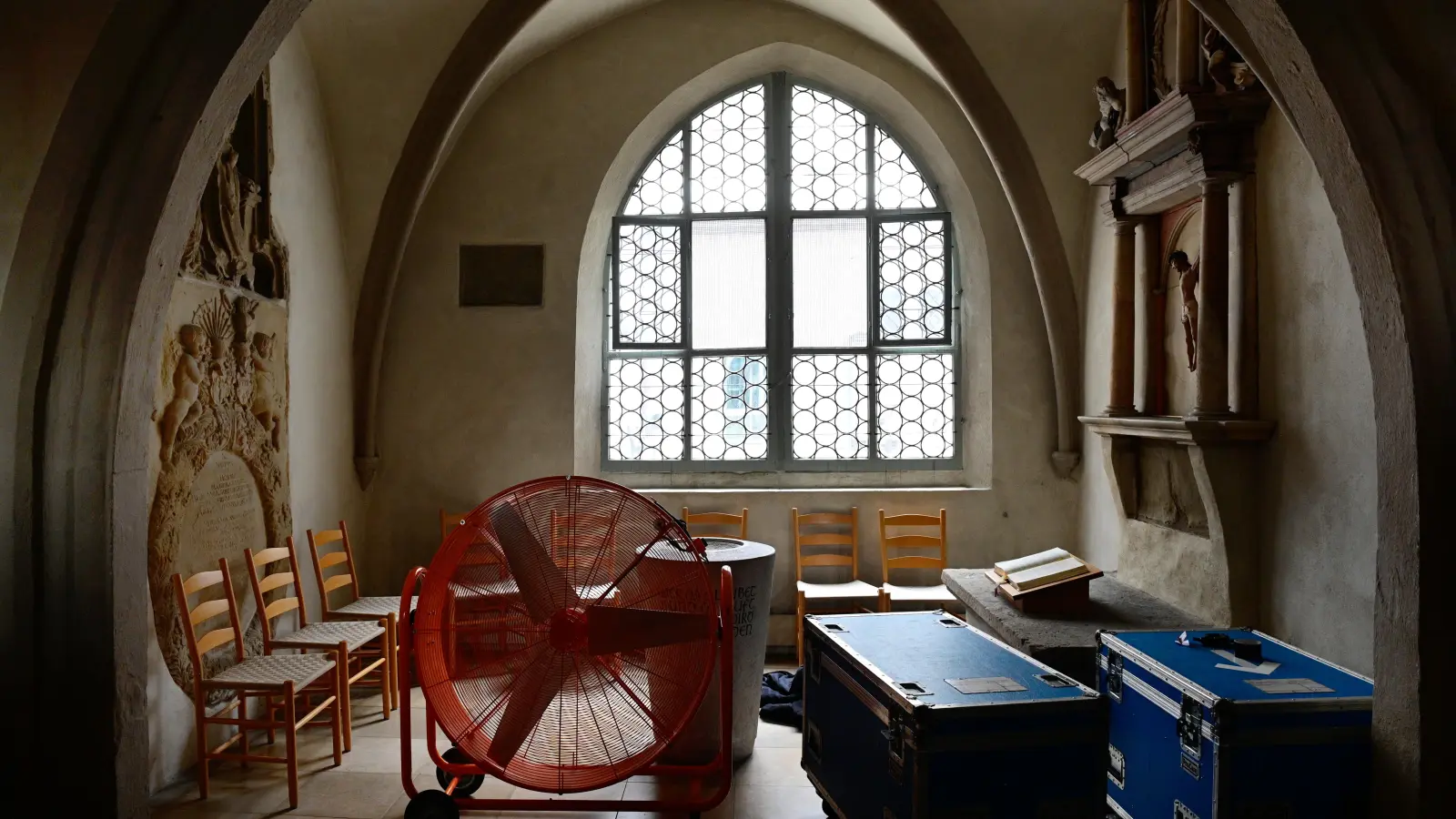 Geparkt in der Georgskapelle von St. Gumbertus: ein Ventilator zur Durchlüftung nach Konzerten. (Foto: Jim Albright)