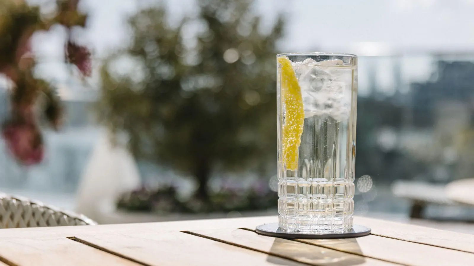 Erfrischung pur: Longdrinks in einem hohen Glas werden Highballs genannt. Meist bestehen sie aus einer Spirituose und viel alkoholfreiem Soda oder Tonic - gern mit einem Schnitz Zitrone.  (Foto: Alina Zelenska/The Fontenay/dpa-tmn)