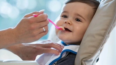 Eltern sollten bei der Auswahl der Babybreie auf Abwechslung achten, um dem Kind neue Geschmackserfahrungen zu ermöglichen. (Foto: Christin Klose/dpa-tmn)