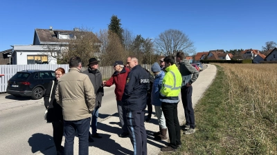 Oberbürgermeister Thomas Deffner (Dritter von links) bekam beim Ortstermin in Meinhardswinden den Frust einiger Anwohner zu spüren. Allerdings konnte der OB auch eine neue Lösung präsentieren. (Foto: Florian Pöhlmann)