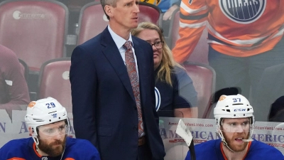 Oilers-Coach Kris Knoblauch und seine Stars Leon Draisaitl (r) und Connor McDavid haben die dritte Final-Partie bei den Florida Panthers verloren. (Foto: Nathan Denette/The Canadian Press/AP/dpa)
