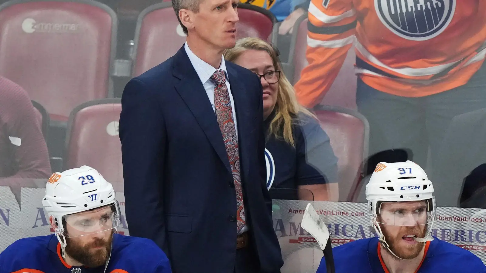 Oilers-Coach Kris Knoblauch und seine Stars Leon Draisaitl (r) und Connor McDavid haben die dritte Final-Partie bei den Florida Panthers verloren. (Foto: Nathan Denette/The Canadian Press/AP/dpa)