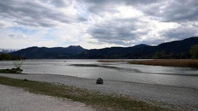 An den Alpen und im Vorland werden vereinzelte Schauer erwartet. (Symbolbild) (Foto: Felix Hörhager/dpa)