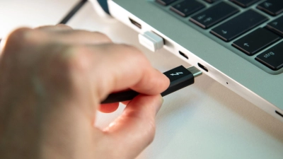 Ab dem 28. April müssen auch alle neuen Notebooks, die in der EU verkauft werden, einen USB-C-Anschluss zum Laden beziehungsweise für den Netzbetrieb haben. (Foto: Christin Klose/dpa-tmn)