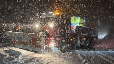 Bei Ullstadt im Landkreis Neustadt/Aisch-Bad Windsheim kam auch ein Räumfahrzeug zeitweise nicht mehr voran. (Foto: NEWS5/Kevin Weddig)