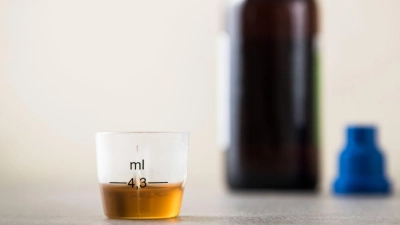 Die meisten Hustenstiller überzeugen im Test nicht: Ihre Wirksamkeit ist wissenschaftlich kaum belegt und Risiken wie Abhängigkeit oder Nebenwirkungen sind möglich. (Foto: Christin Klose/dpa-tmn)