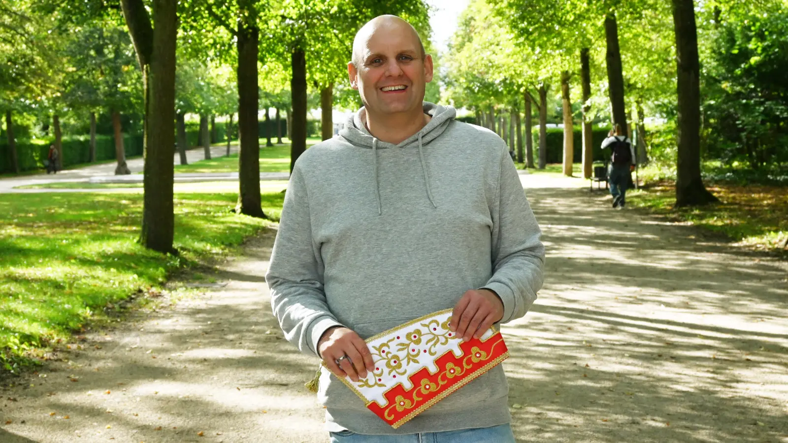 Mit der Narrenkappe kennt man ihn als Sitzungspräsident der „Fastnacht in Franken“, aber für sein neues Soloprogramm lässt er sie lieber unten: Christoph Maul aus Schillingsfürst. (Foto: Anna Beigel)