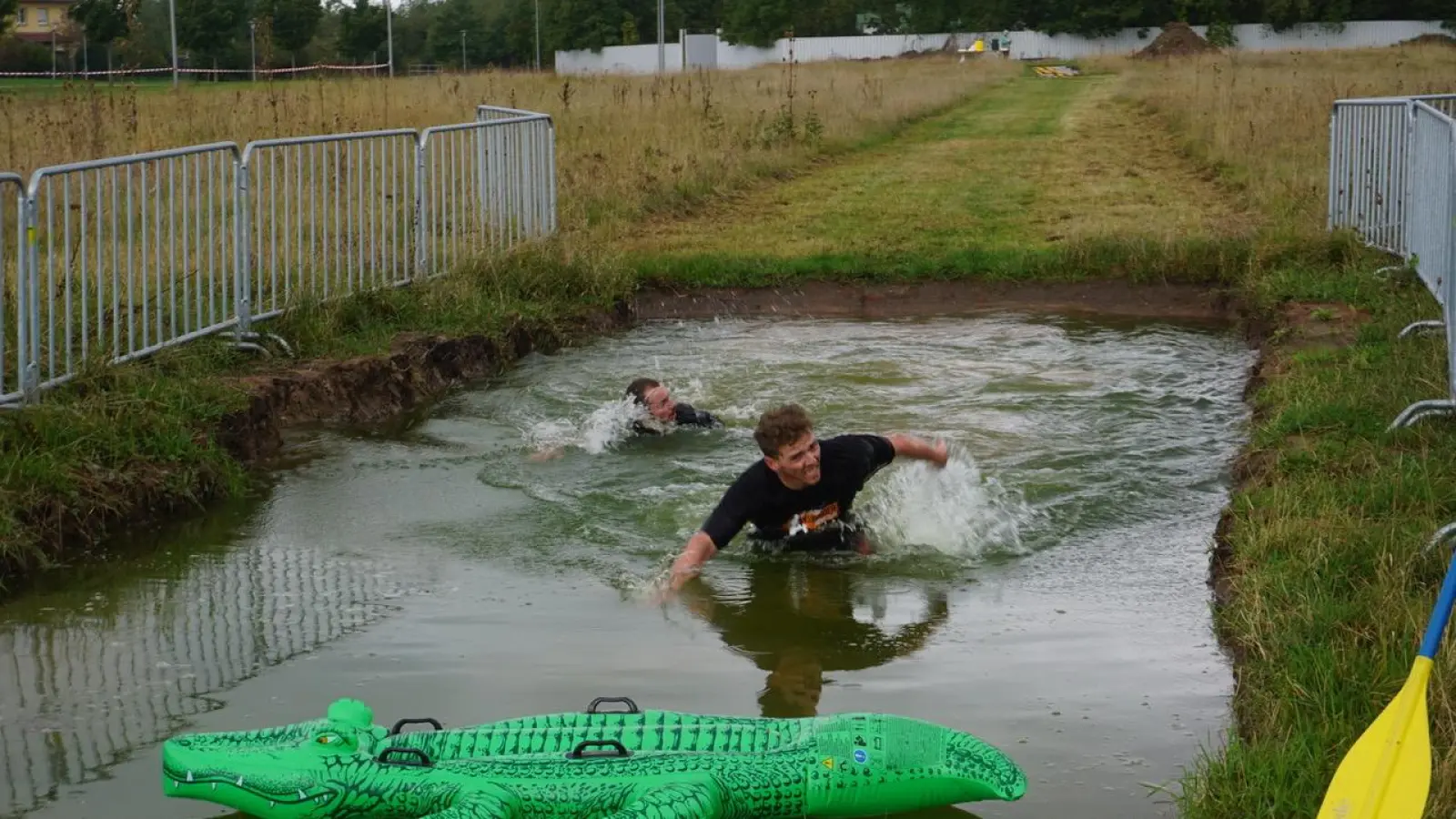 Ganz schön dreckig werden die Teilnehmenden des Ansbogger Mud Runs auf dem Parcours in der Shipton-Kaserne, während sie die Hindernisse überqueren. (Foto: Paul Wiese)