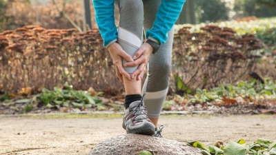 Wenn das Bein beim Joggen schmerzt, heißt es erst einmal: Pause. Belastungsabhängige oder wiederkehrende Schmerzen sollten ärztlich abgeklärt werden. (Foto: Christin Klose/dpa-tmn)