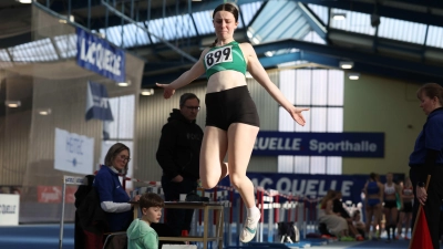 Emma Lautner segelte in der W15 zum Nordbayerischen Meistertitel im Weitsprung. (Foto: Theo Kiefner)