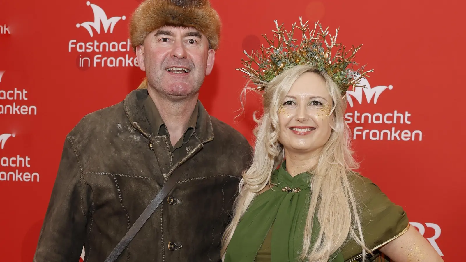 Waldgängig: Wirtschaftsminister und Vize-Ministerpräsident Hubert Aiwanger als Trapper und Sabrina Neckov, die stellvertretende Vorsitzende der Freien Wähler Bayern. (Foto: Reinhard Zichy)