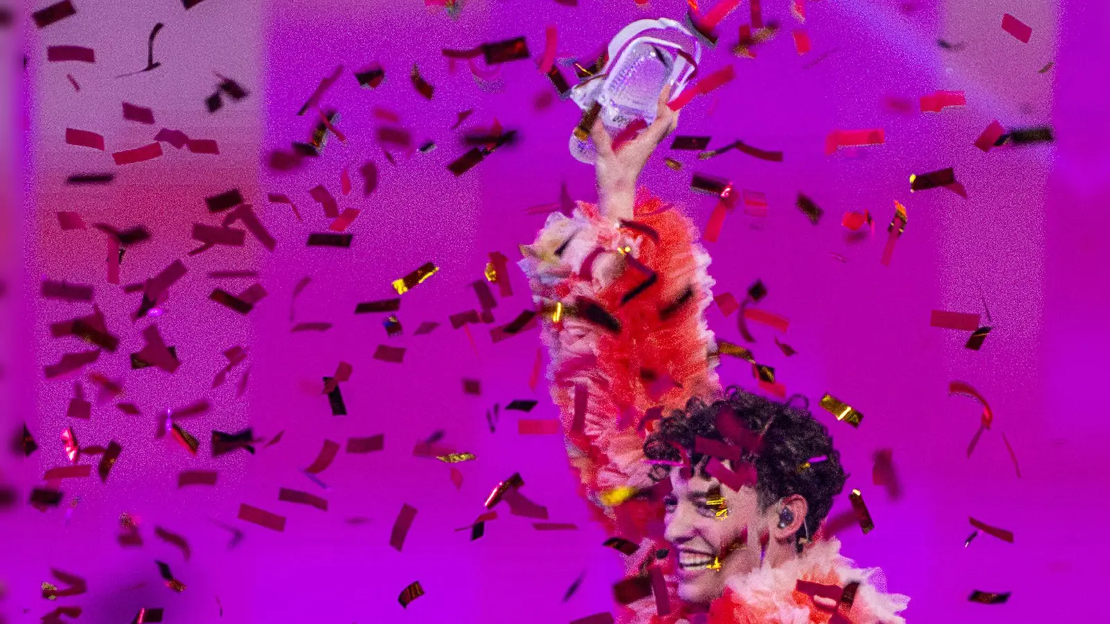 Wegen der voraussichtlichen Teilnahme Israels am nächsten Eurovision Song Contest gibt der Schweizer ESC-Star Nemo den Pokal für seinen Sieg im Jahr 2024 zurück. (Archivbild) (Foto: Jens Büttner/dpa)