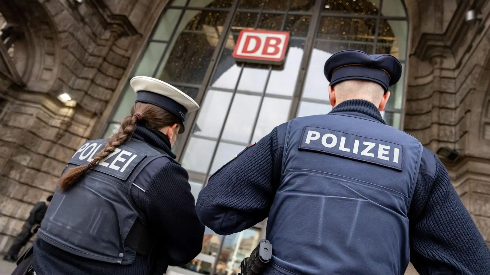 Die Bundespolizei will das Verbot zum Mitführen gefährlicher Gegenstände streng kontrollieren. (Archivbild) (Foto: Daniel Karmann/dpa)