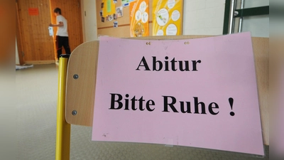 Es ist wieder so weit: Am Mittwoch beginnen die Abiturprüfungen im Freistaat. (Archivbild) (Foto: picture alliance / Armin Weigel/dpa)