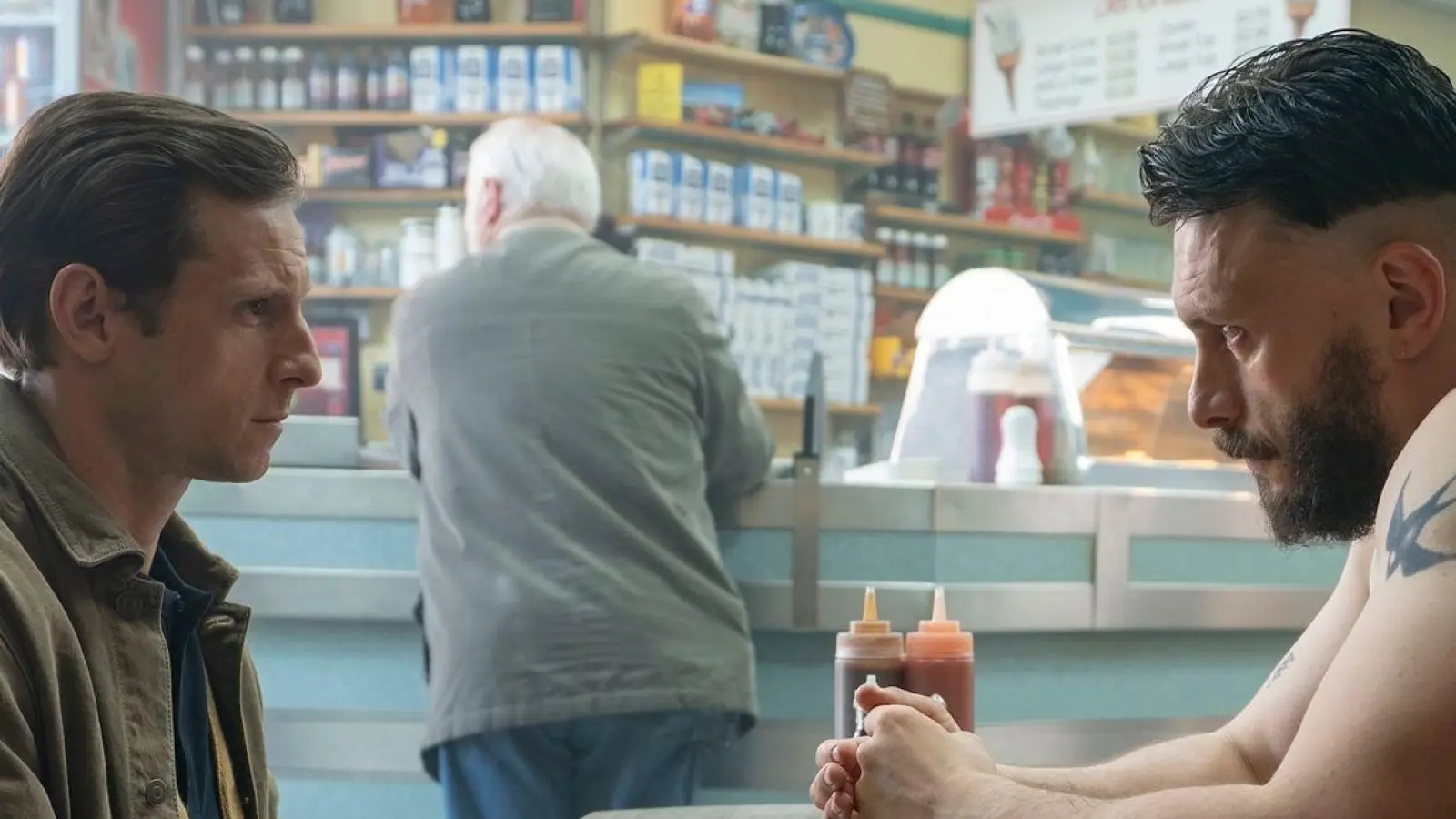 Jamie Bell (links) als Niall und Richard Gadd als Ruben in einer Szene der Miniserie „Half Man“. Die sechs Folgen erscheinen wöchentlich zwischen dem 24. April und 29. Mai bei HBO Max. (Foto: Warner/HBO Max /dpa)