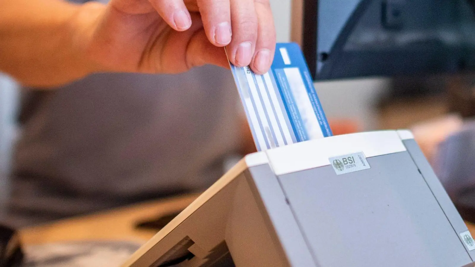 Viele Pflegebedürftige müssen ihre Versichertenkarte einmal im Quartal in Arztpraxen einlesen lassen. (Symbolbild) (Foto: David Inderlied/dpa)
