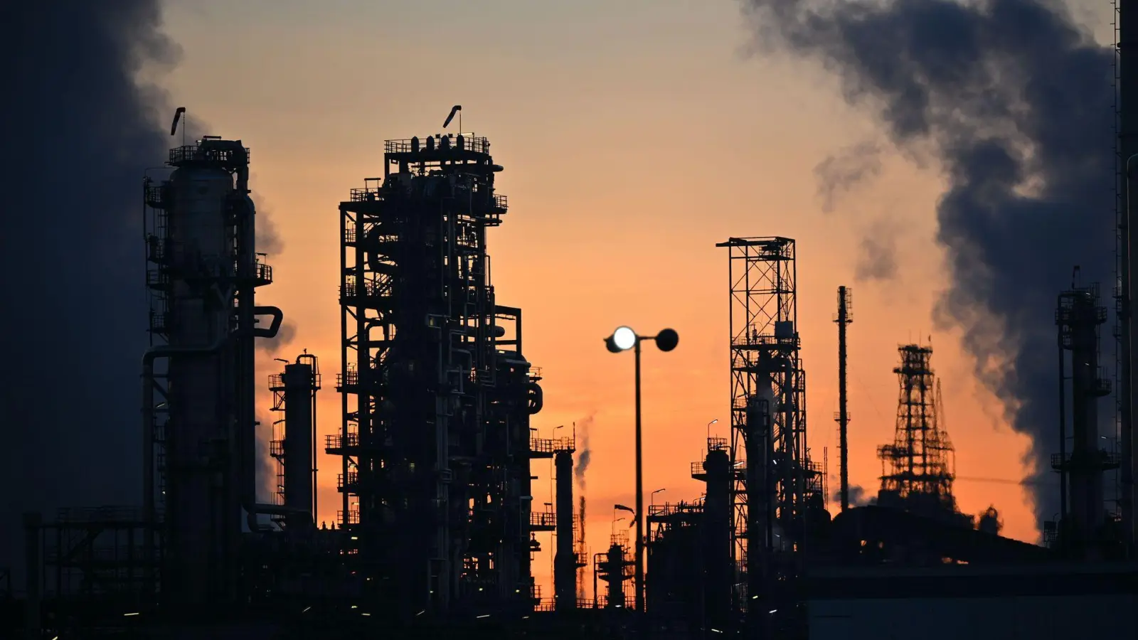 Die Kapazitäten der europäischen Raffinerien sollen voll genutzt werden, schreibt die EU-Kommission. (Symbolbild) (Foto: Katharina Kausche/dpa)