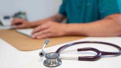 Eine Studie der Uni Würzburg zeigt, dass Ärzte, die in ihrer Arbeit Künstliche Intelligenz verwenden, von Patienten schlechter eingeschätzt werden. (Symbolbild) (Foto: Sebastian Kahnert/dpa)