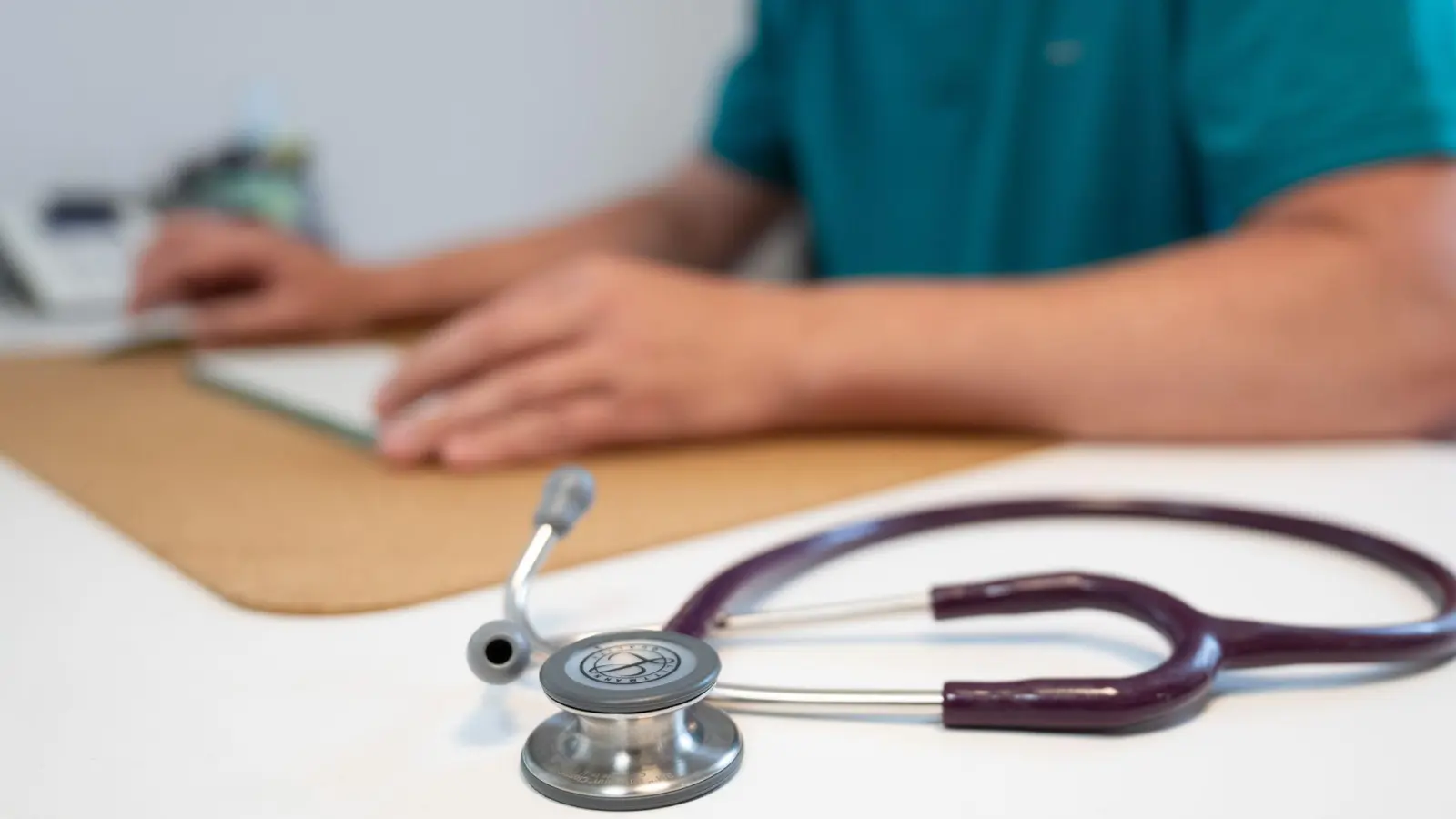 Eine Studie der Uni Würzburg zeigt, dass Ärzte, die in ihrer Arbeit Künstliche Intelligenz verwenden, von Patienten schlechter eingeschätzt werden. (Symbolbild) (Foto: Sebastian Kahnert/dpa)