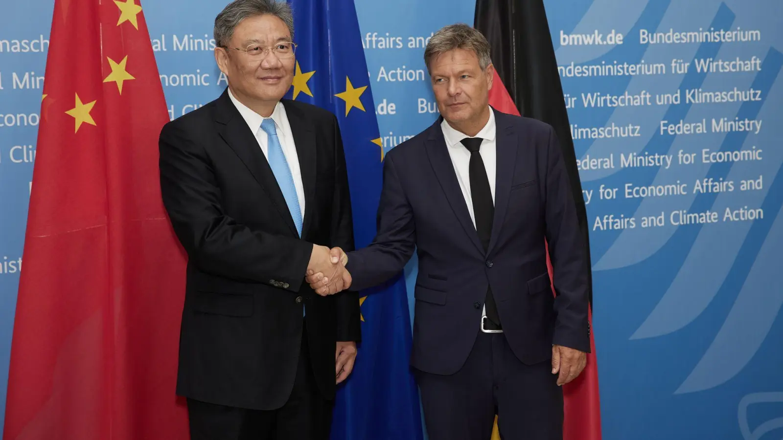 Wirtschaftsminister Robert Habeck (r) und der chinesische Handelsminister Wang Wentao in Berlin. (Foto: Joerg Carstensen/dpa)