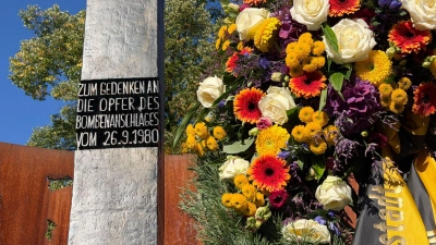 Ein Blumengesteck am Denkmal erinnert an die Opfer des Oktoberfest-Attentats. (Foto: Julian Degler/dpa)