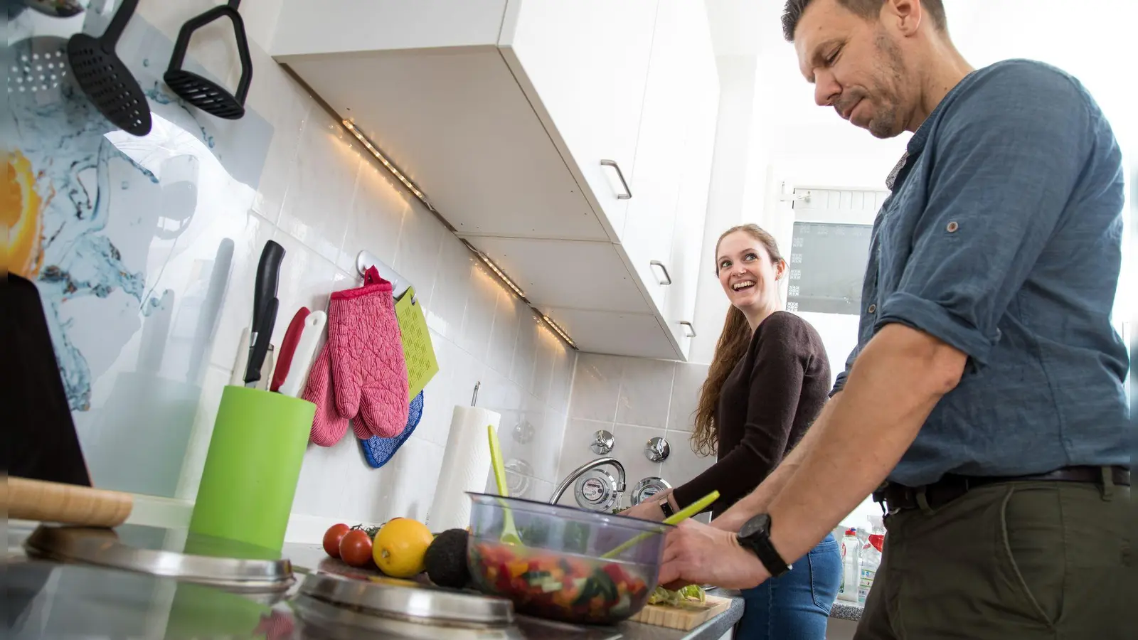 Wer den Nieren etwas Gutes tun möchte, setzt beim Kochen auf viel Gemüse, Hülsenfrüchte und gesunde Fette. (Foto: Christin Klose/dpa-tmn)