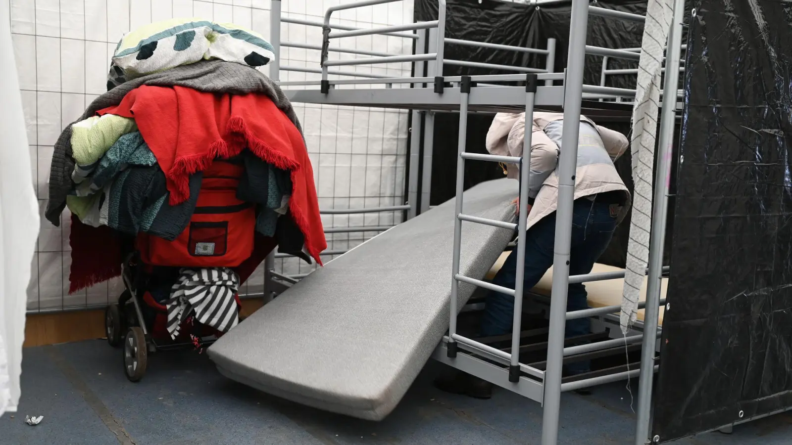 In den Zeiten der größten Überlastung wurden mancherorts Geflüchtete in Sporthallen einquartiert. (Archivbild) (Foto: Arne Dedert/dpa)