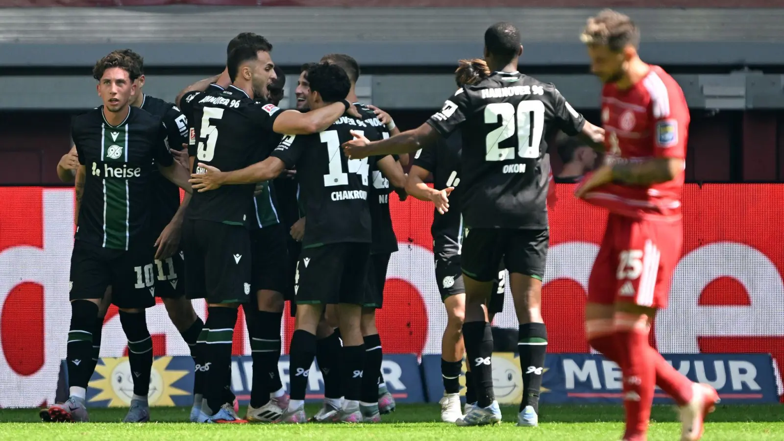 Hannover 96 jubelt über das Tor gegen Fortuna Düsseldorf.  (Foto: Federico Gambarini/dpa)