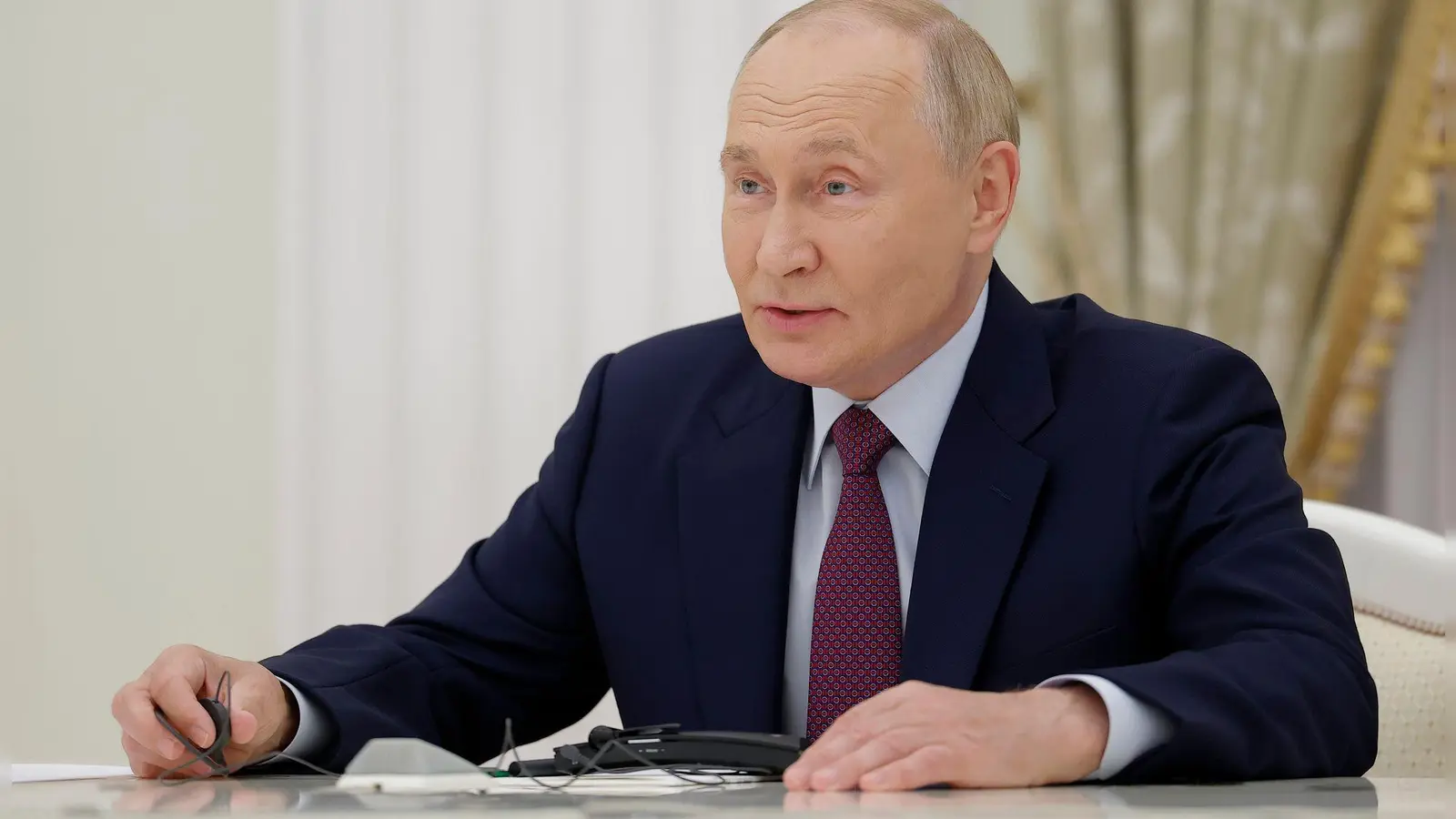 Der russische Präsident Wladimir Putin hat im Krieg gegen die Ukraine immer wieder auf das Abschreckungspotenzial seiner Atomwaffen hingewiesen und passt nun die entsprechende Dokumente an. (Foto: Maxim Shemetov/Pool Reuters/AP)