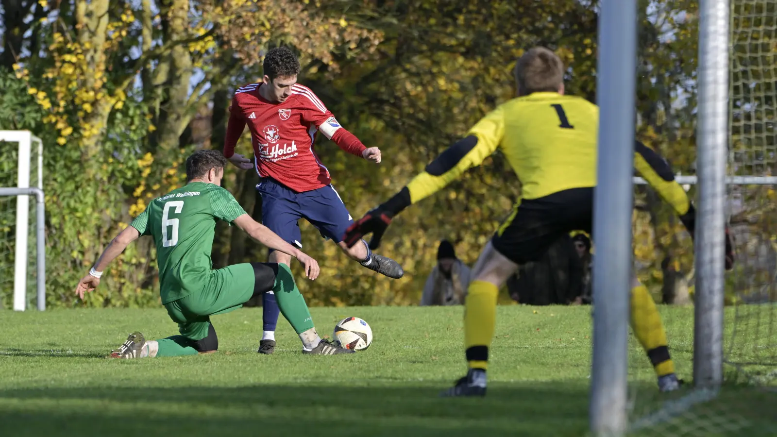 Diese Situation kann der TV Weiltingen (links Sebastian Wetsch, rechts Torwart Jonas Kober) klären, am Ende gewann dennoch Kapitän Simon Klemm mit seinem SV Schalkhausen mit 1:0. (Foto: Martin Rügner)