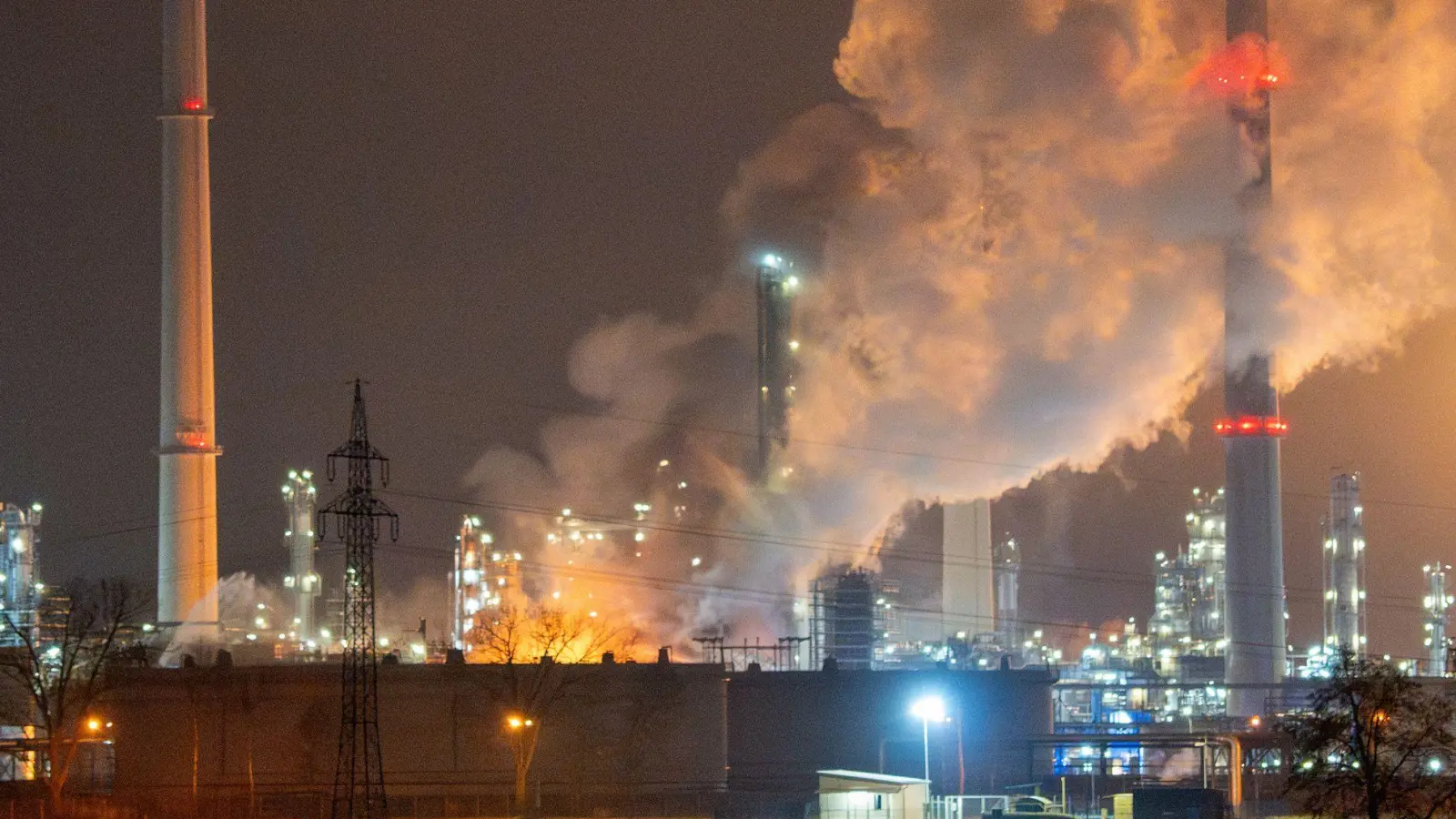 Die Anlagen wurden außer Betrieb genommen. Details sind den Angaben zufolge bisher nicht bekannt, man treffe jedoch alle notwendigen Sicherheitsmaßnahmen. (Foto: Lars Haubner/NEWS5/dpa)