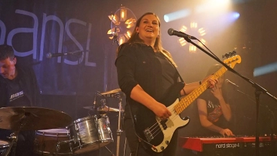 Mit ihrem prägnanten Gesang drückte Karin Rabhansl allen Stücken ihren Stempel auf. (Foto: Elke Walter)