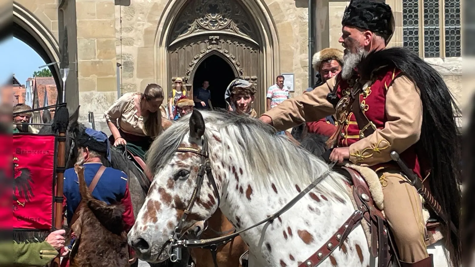 Zweiter Tag bei den Pfingsfestspielen in Rothenburg. Bei bestem Wetter gibt es überall in der Stadt mittelalterliches Treiben zu bewundern. (Foto: Gerhard Krämer)