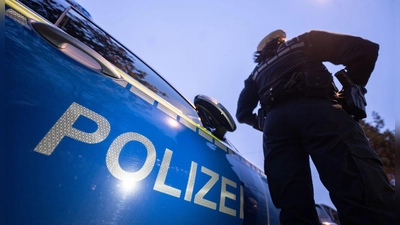 Die Polizei stellte mehrere Handys, Computer und Festplatten sicher. (Symbolbild) (Foto: Marijan Murat/dpa)
