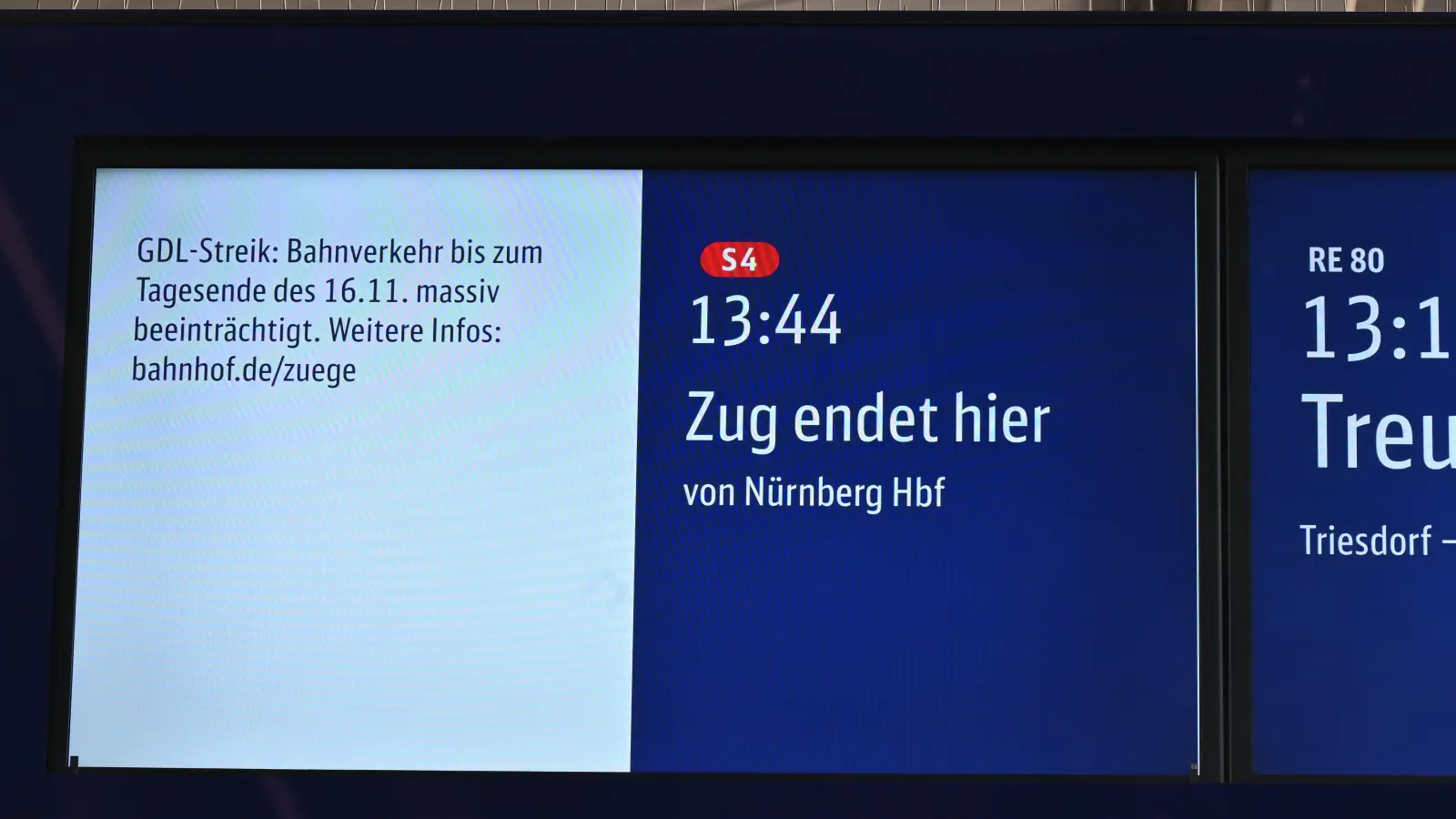 „Bahnverkehr bis zum Tagesende 16.11. massiv beeinträchtigt” lasen Reisende auf den Anzeigen am Gleis. Um weitere Informationen mussten sie sich selbst kümmern. (Foto: Manfred Blendinger)