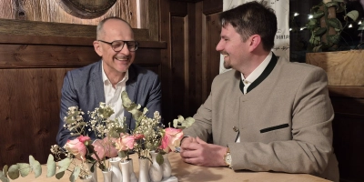 Treten am Sonntag, 22. März, bei der Stichwahl um das Bürgermeisteramt in Lichtenau gegeneinander an (von links): Manfred Eschenbacher (Bündnis 90/Die Grünen) und Florian Szaefer (CSU) feierten ihre Erfolge zwar in getrennten Räumen, für ein Foto setzten sie sich jedoch kurz zusammen an einen Tisch.  (Foto: Peter Zumach)