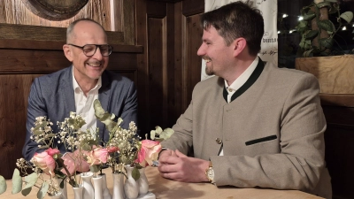 Treten am Sonntag, 22. März, bei der Stichwahl um das Bürgermeisteramt in Lichtenau gegeneinander an (von links): Manfred Eschenbacher (Bündnis 90/Die Grünen) und Florian Szaefer (CSU) feierten ihre Erfolge zwar in getrennten Räumen, für ein Foto setzten sie sich jedoch kurz zusammen an einen Tisch.  (Foto: Peter Zumach)