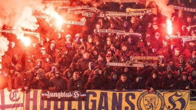 Der Einsatz von Pyrotechnik in Stadien sorgt bei Politikern und Verbänden regelmäßig für große Kritik. (Foto: Axel Heimken/dpa)