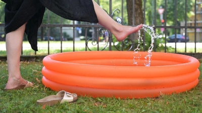 Die Menschen in Bayern müssen sich auf Temperaturen jenseits der 30 Grad einstellen. (Archivbild) (Foto: Malin Wunderlich/dpa)