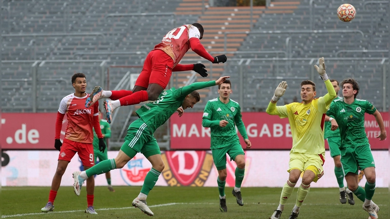 Stark in der Luft: Der Würzburger Tarsis Bonga köpft und setzte die Ansbacher Abwehr mit Johannis Zimmermann, Heiko Schiefer, Ben Müller und Riko Manz (von rechts) unter Druck.  (Foto: Frank Scheuring)