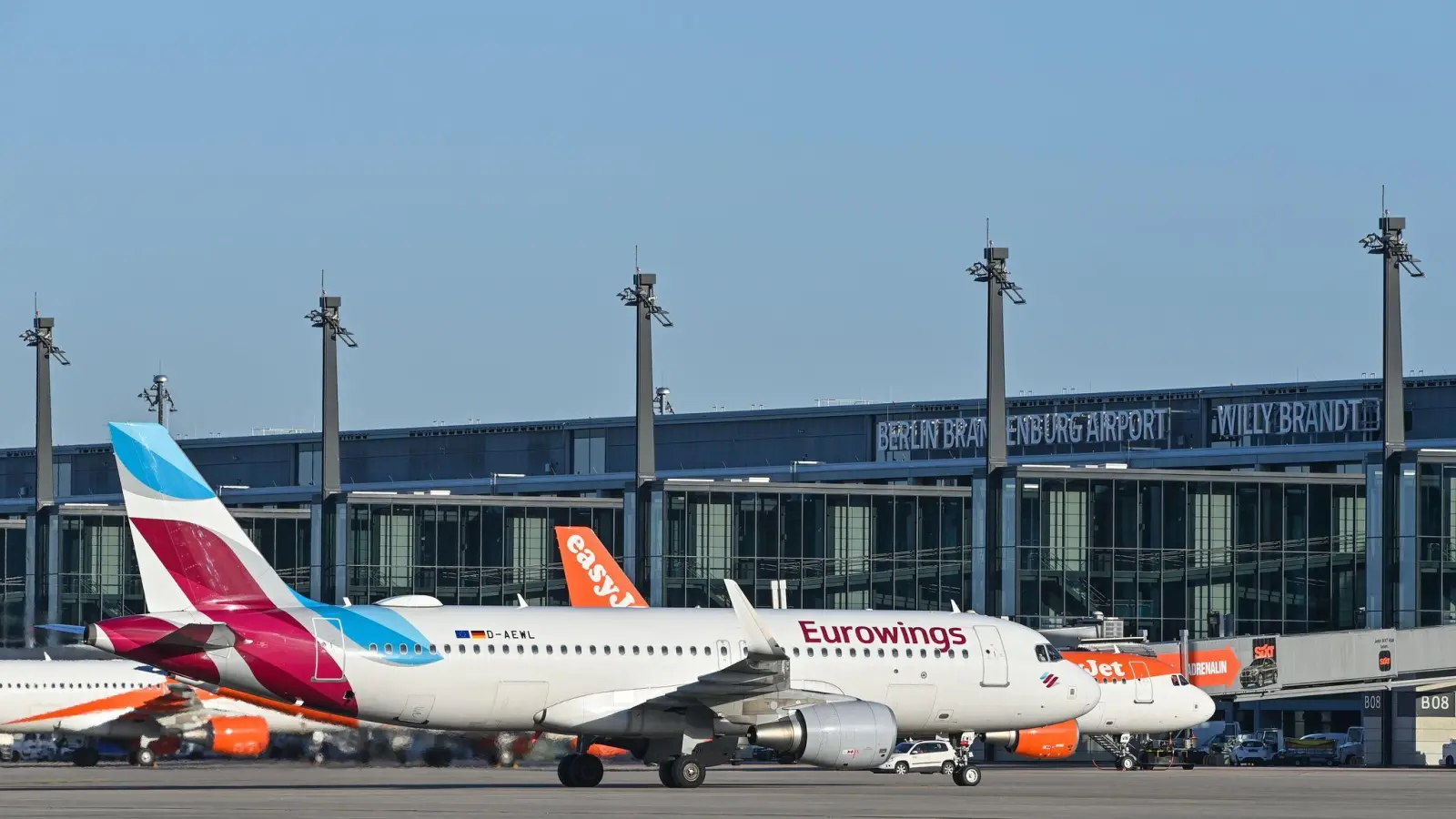 Eurowings-Maschine am Flughafen - einsteigen mit gutem Gewissen, weil man Klimaschutzprojekte unterstützt hat? (Foto: Patrick Pleul/dpa-Zentralbild/dpa)