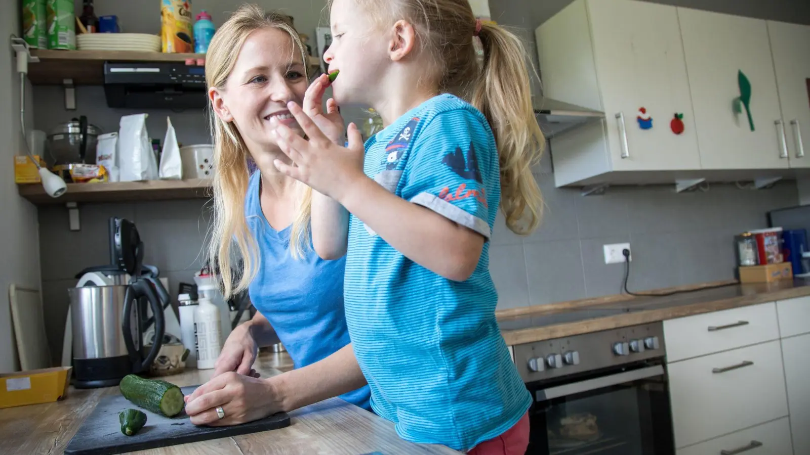 Dass das Kind bei einer veganen Ernährung gesund heranwächst - das ist möglich. Eltern sollten dafür aber Wissen um die verschiedenen Nährstoffe aufbauen. (Foto: Christin Klose/dpa-tmn)