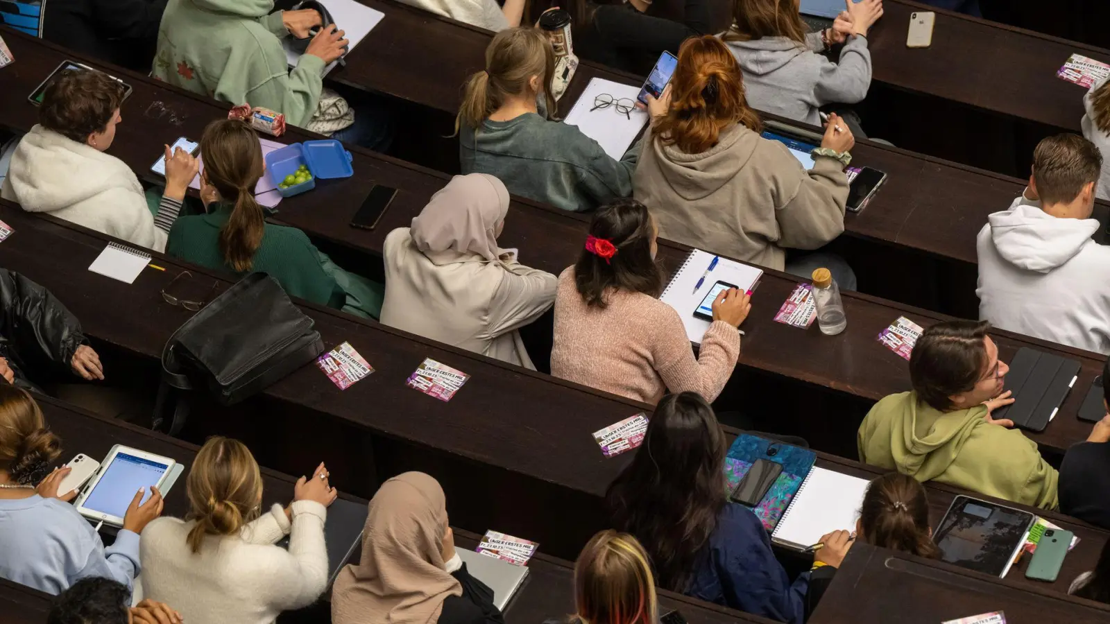 Bei sogenannten MINT-Fächern an bayerischen Hochschulen wächst der Anteil der Frauen im Hörsaal. (Symbolbild) (Foto: Peter Kneffel/dpa)